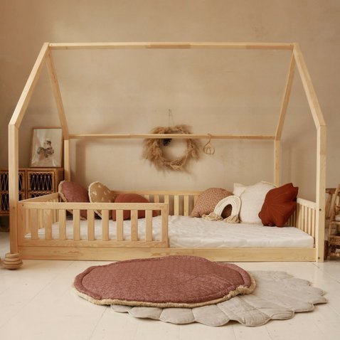 Velká domečková postel Bianco - 140 x 200 cm / přírodní borovice 01
