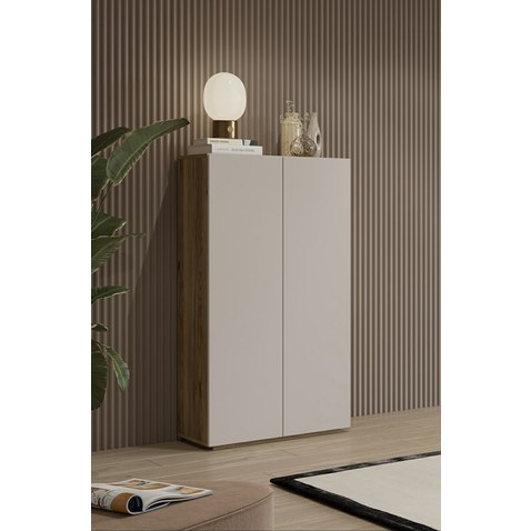 Vysoká komoda Criss s policemi - v interiéru