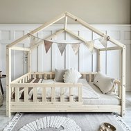 Domeček z masivu – postel housebed Gabby z čelního pohledu