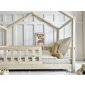 Domeček z masivu – postel housebed Gabby - vstup do domečku