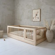 Bambi 120×200 cm – dětská postel z přírodního dřeva se zábranou / vchod vpravo 01