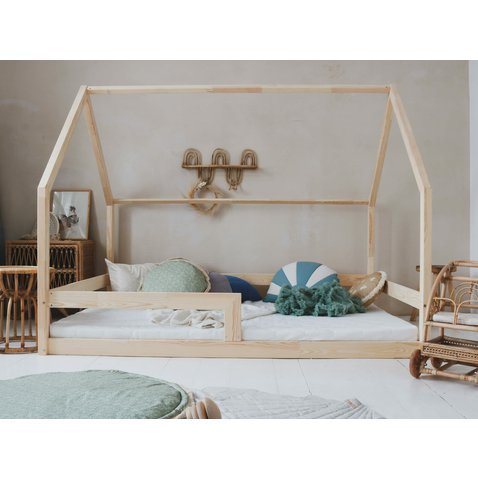 Prostorná domečková postel Barierra 140 x 200 cm - přírodní borovice 01
