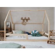 Prostorná domečková postel Barierra 140 x 200 cm - přírodní borovice