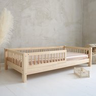 Masivní dětská postel se zábranou Basic 80 x 160 cm - přírodní borovice
